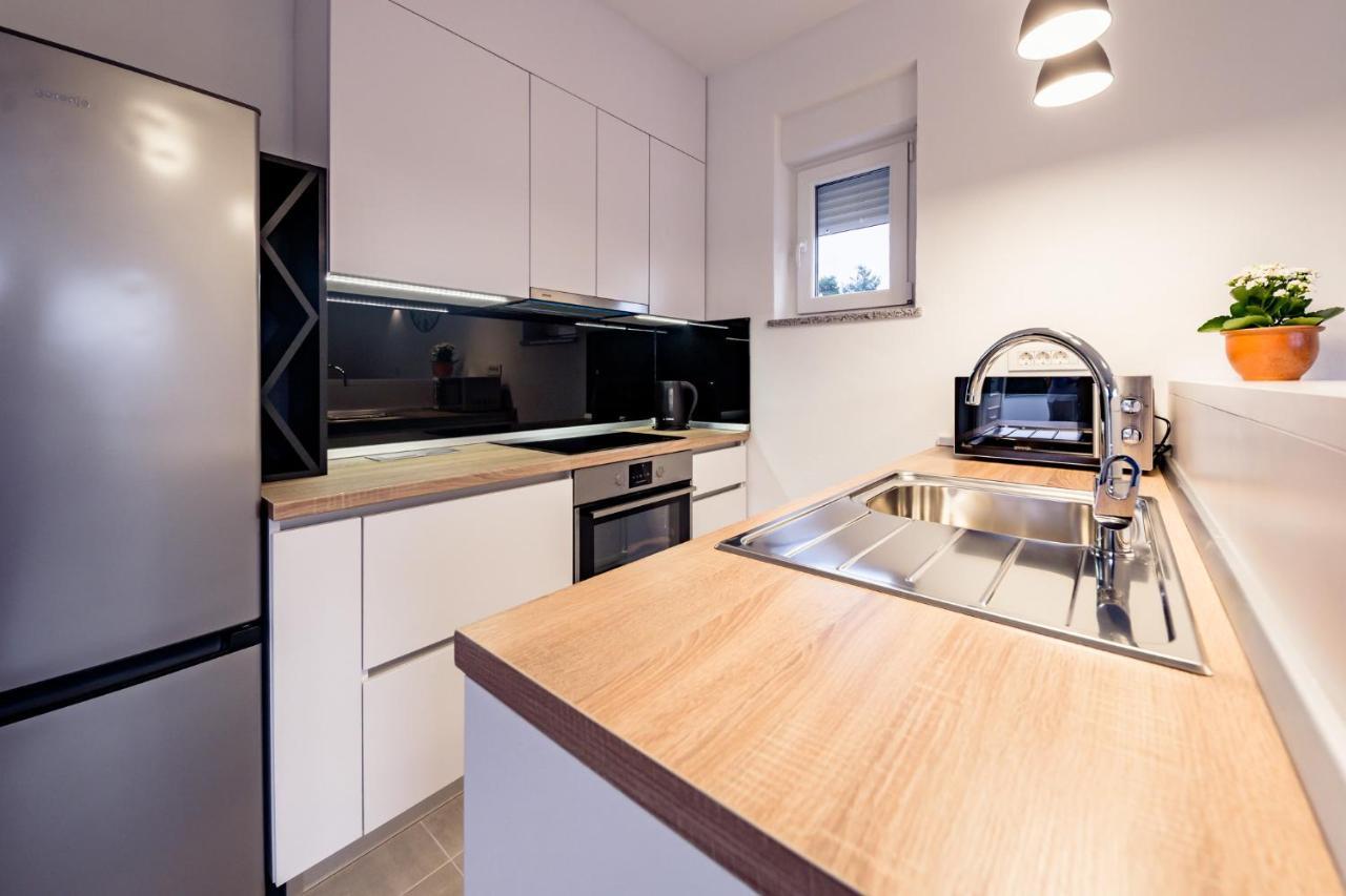 Apartmani Villa Zora Lopar Exteriör bild